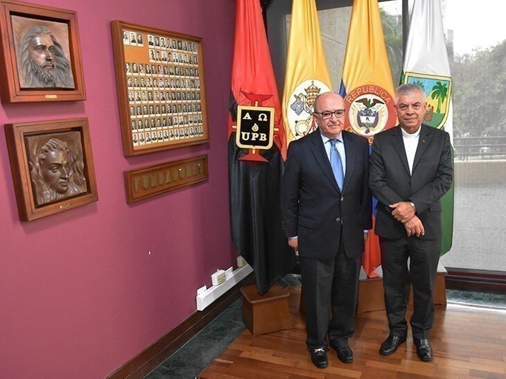 Diego Betancur Álvarez y el Pbro. Rector Julio Jairo Ceballos Sepúlveda.