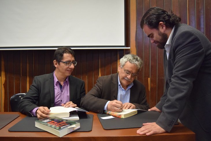 Escritor firmando libro