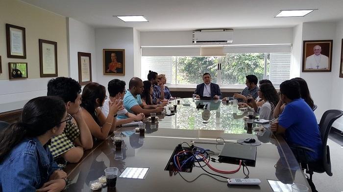 Padre gustavo con estudiantes