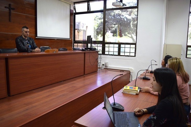 Estudiantes en prácticas en la sala de audiencias