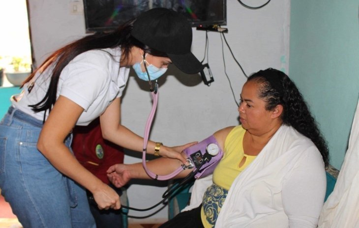Estudiante de Enfermería UPB atendiendo a mujer en consulta médica en casa