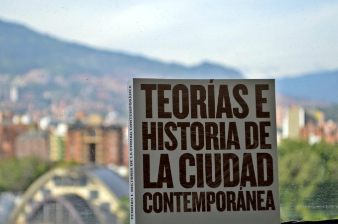 Libro Teorías e Historia de la Ciudad Contemporánea