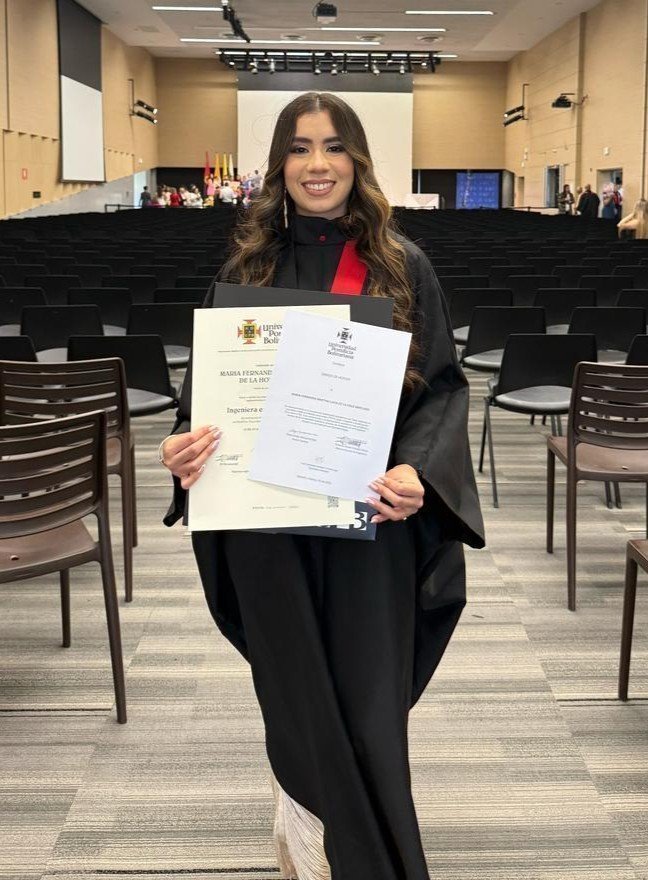 Foto grado diploma y mención de honor