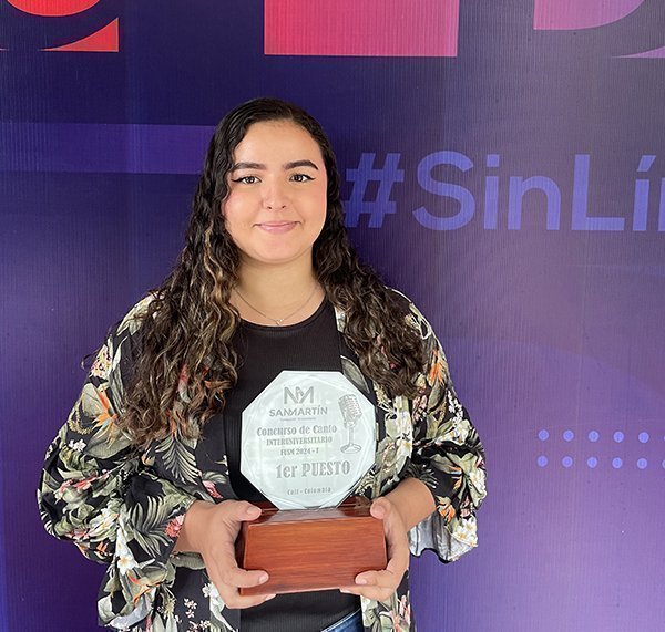 Manuela Zabala, con su premio del primer puesto en concurso de la Fundación Universitaria San Martín