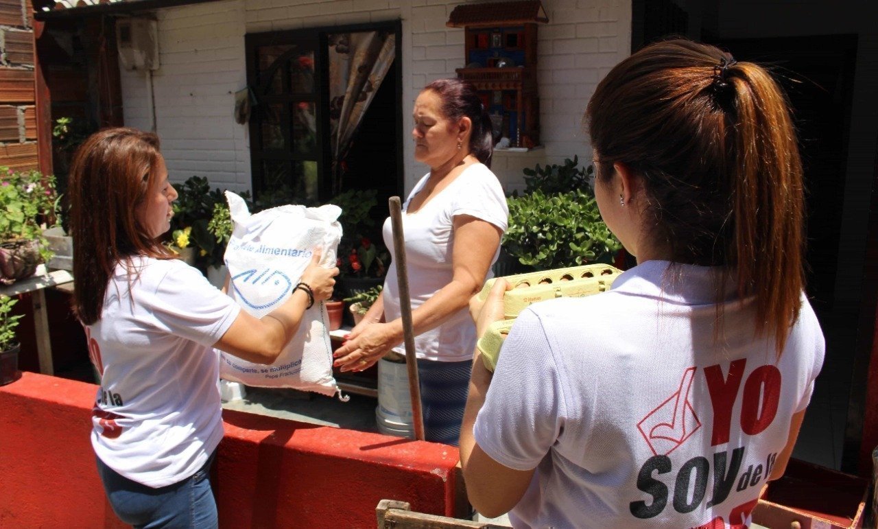 Estudiante y docente de Enfermería reparten mercado a los habitantes de la vereda