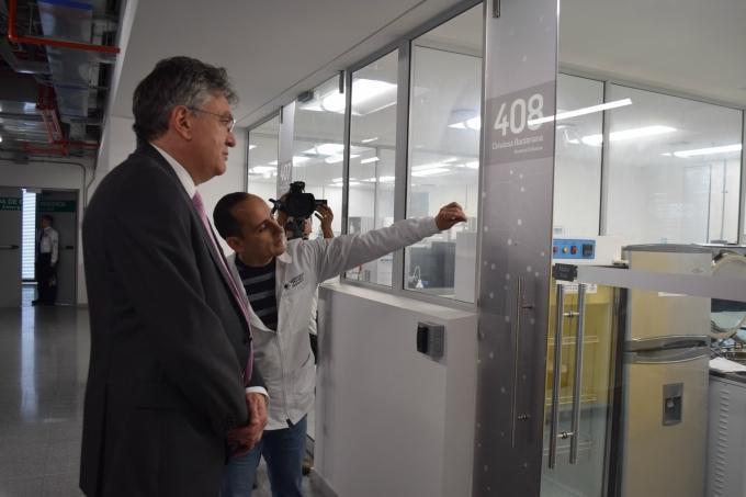 Mauricio Cárdenas conociendo el nuevo Edificio de Laboratorios.