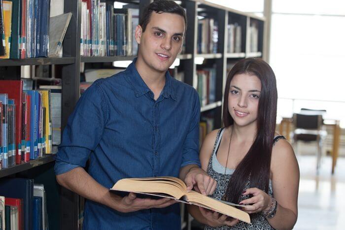 estudiantes en la biblioteca