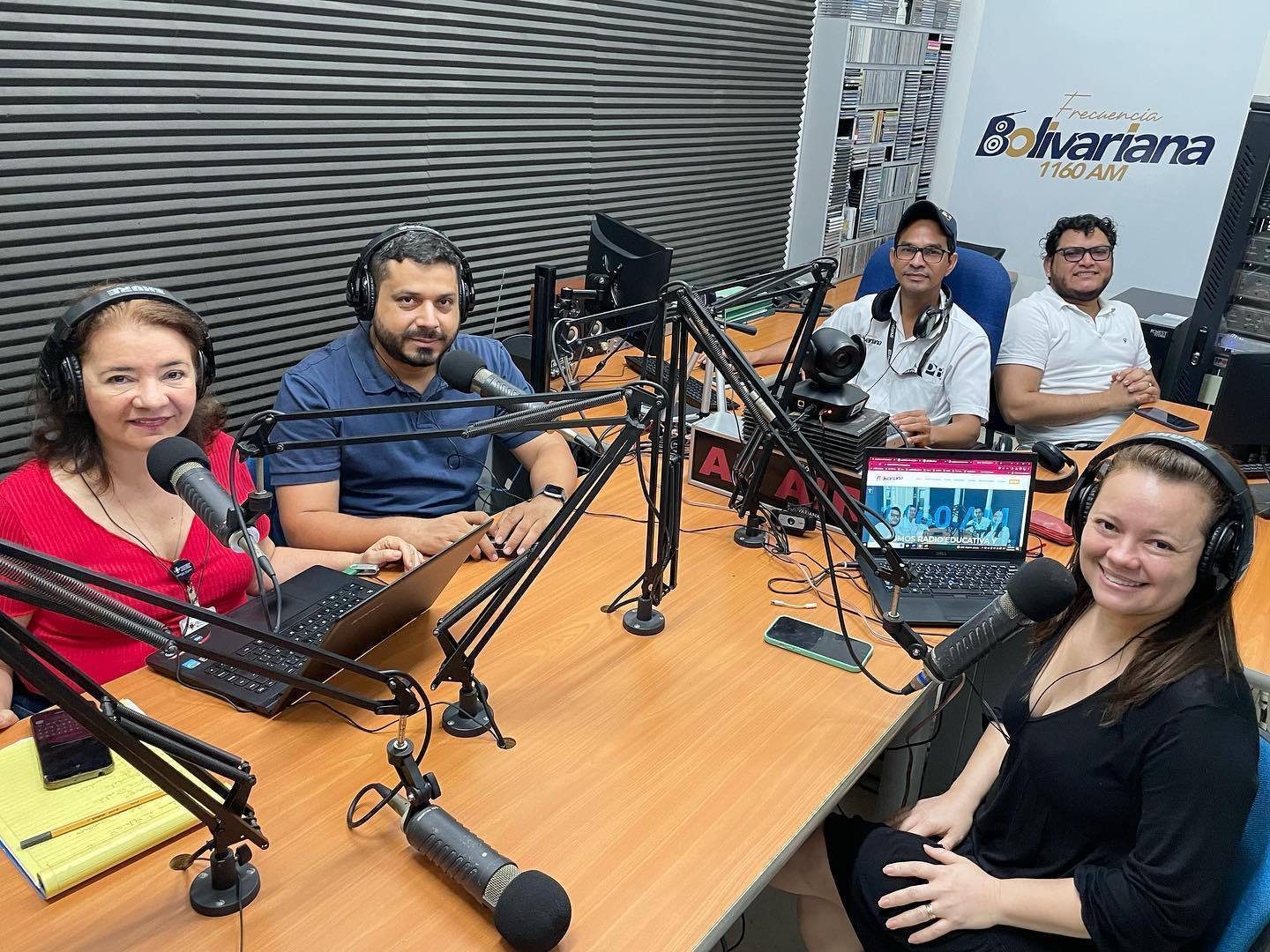 Comunicadores y periodistas, Flora Fernández, Carlos Durango y Katherine Seña; Jader Teherán, radioperador y Luis Álvarez, productor de la Emisora