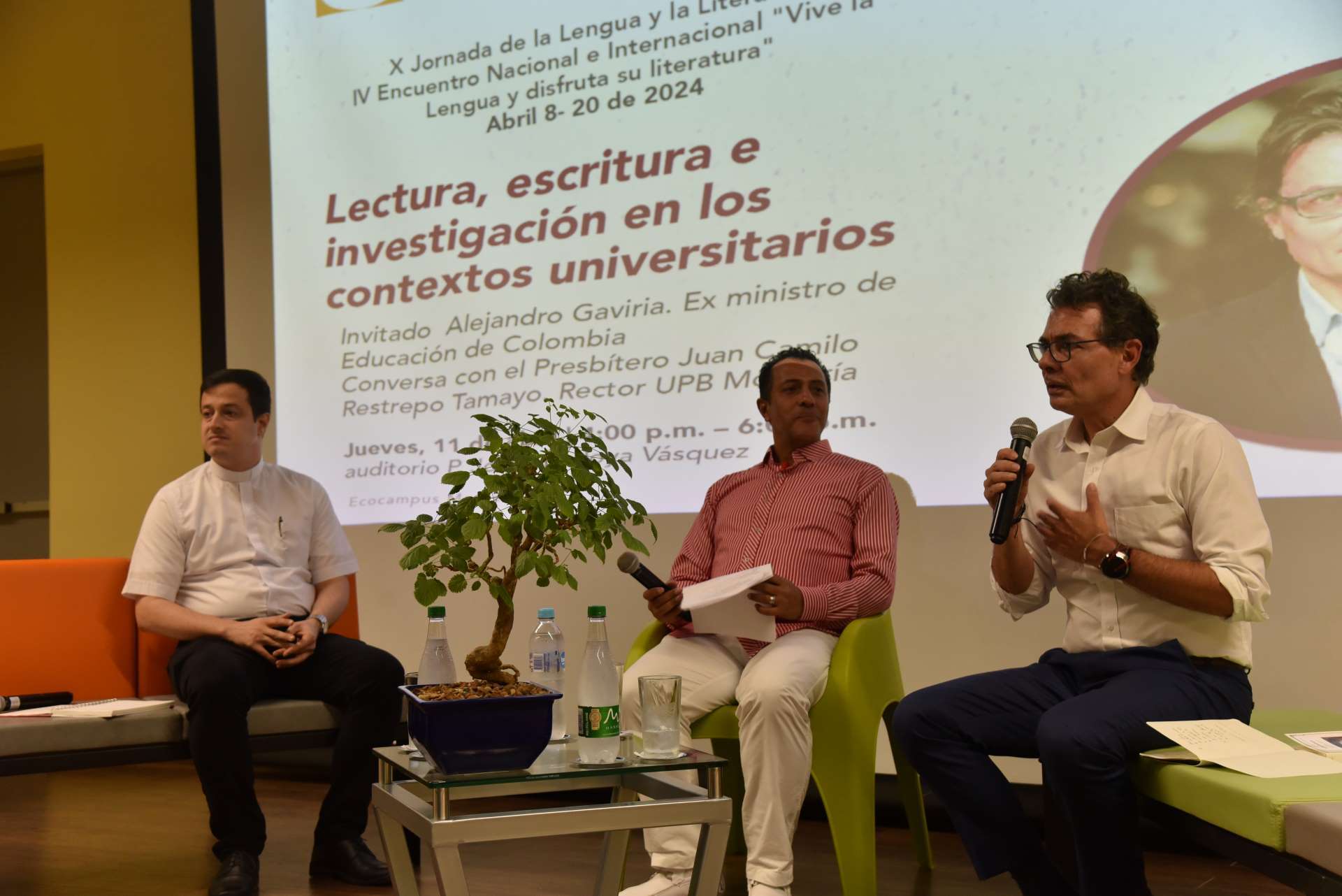 Conversatorio Lectura, escritura e investigación en el marco de la décima Jornada de la Lengua y la Literatura