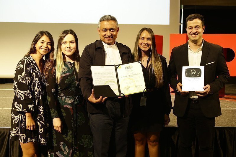 Directivas de la UPB sosteniendo reconocimiento Platino en el Sistema de Gestión de Basura Cero