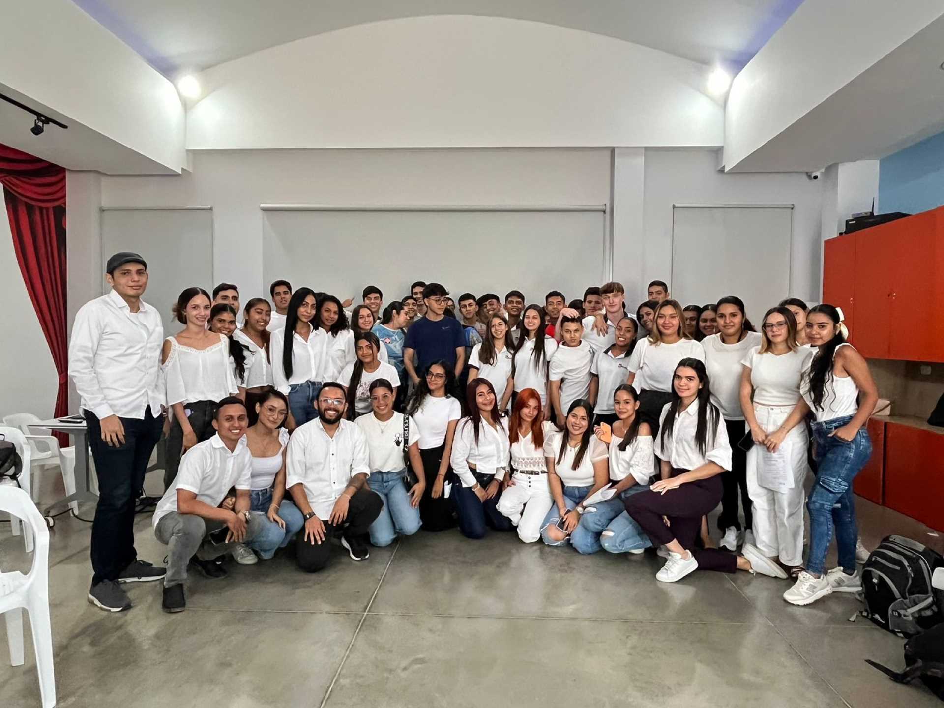 Estudiantes del programa de Comunicación Social - Periodismo, bachilleres del colegio George Noble School y el docente Jorge Agudelo en la clausura del proyecto