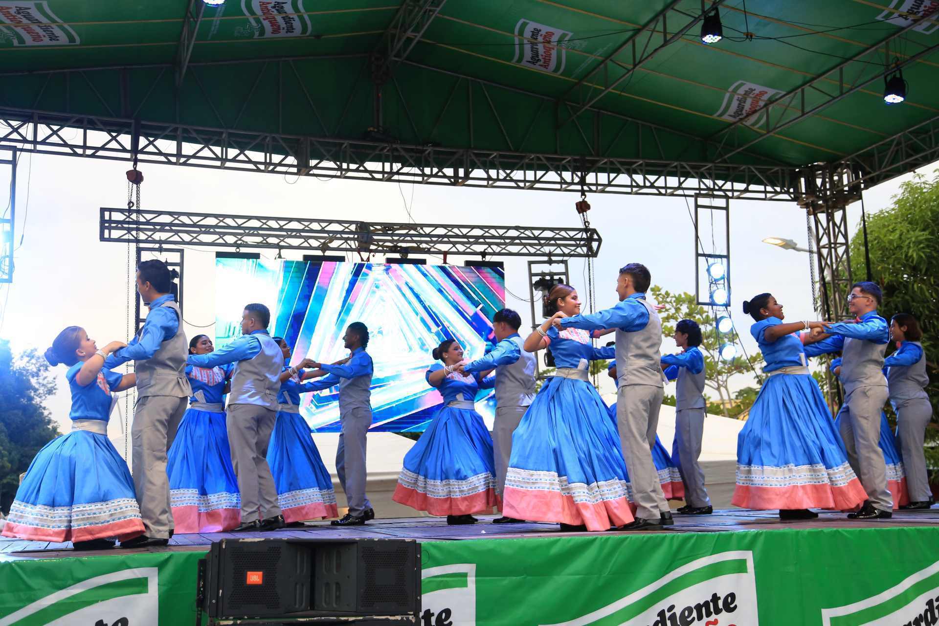 Presentación de Raíces Caribeñas en tarima en el marco de la Parada Folclórica 2024