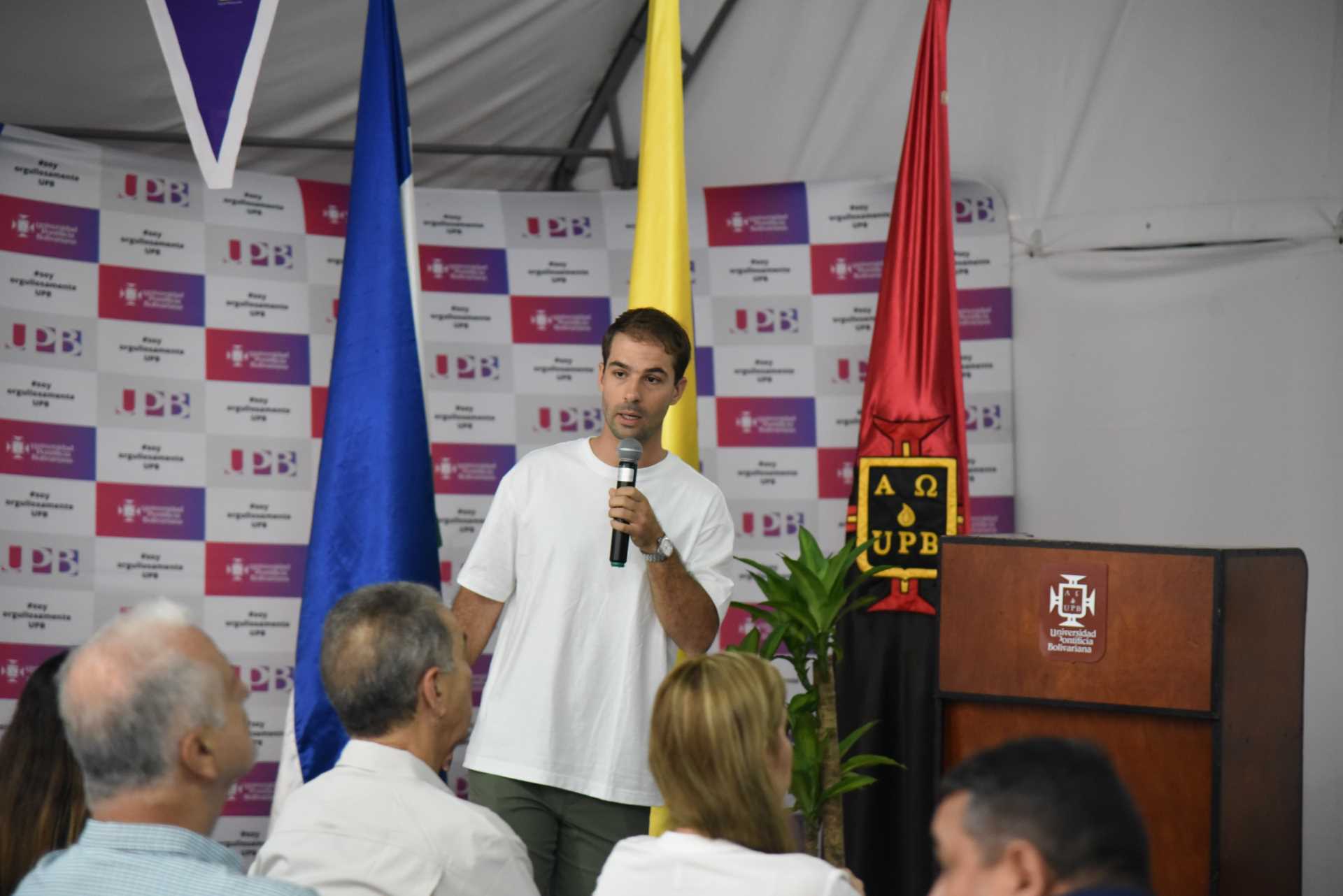 Sebastián Botero gerente general de HB Ganadería en la carpa académica Alianzas que Construyen