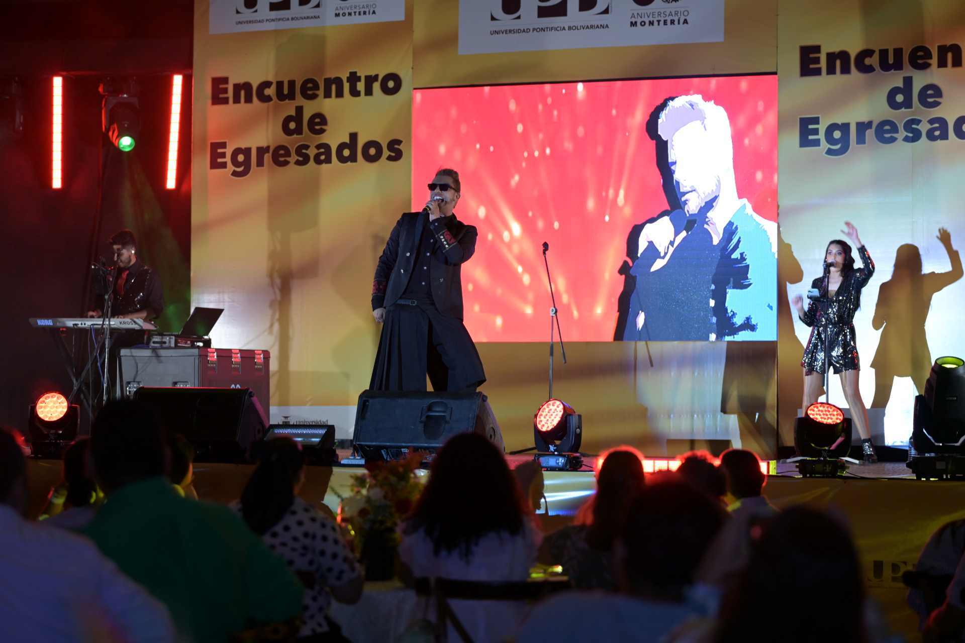 Camilo Cifuentes interpretando a Ricky Martin en su show en la UPB