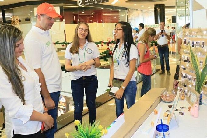 Alcalde Marcos Daniel Pineda visita el estand de Dos Almas