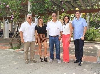 El docente Luis Martínez (centro) acompañado de cuatro miembros del jurado evaluador del concurso