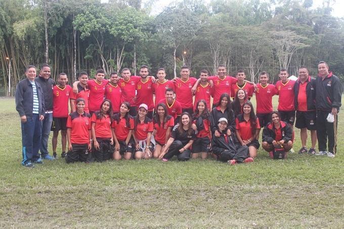 Equipo de ultimate UPB acompañado de directivas y entrenadores deportivos