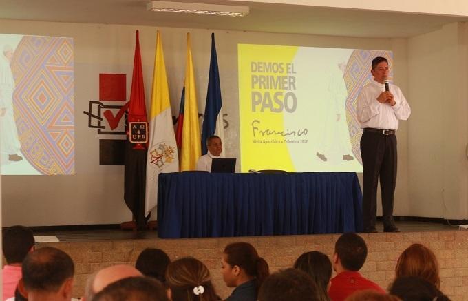 Intervención del rector Jorge Bedoya en el patio salón UPB