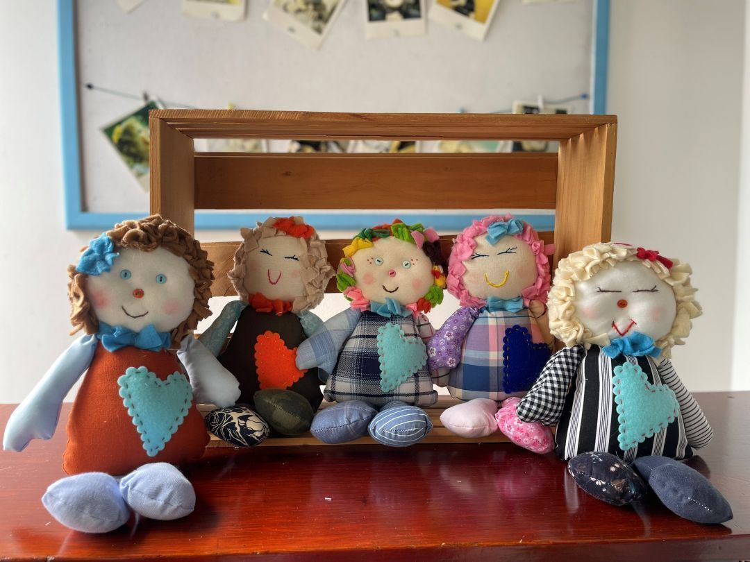 Muñecos hechos a mano en el voluntariado Milagros de Vida