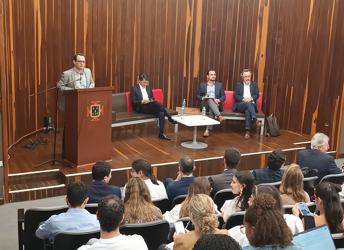 Hernán Vélez, director de la Facultad de Derecho introdujo la charla Normas de Papel, entre Jairo González Gómez y Mauricio García Villegas. El profesor Alirio Giraldo fue el moderador.