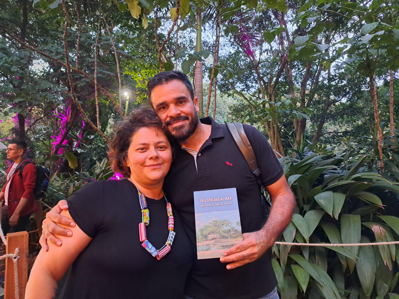 Ana Elena Builes y Danny Jean Paul Mejía con su libro 