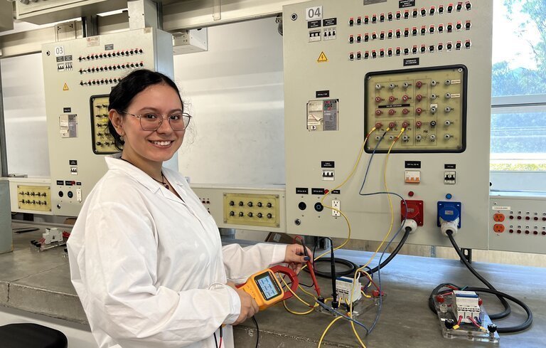 Manuela Marín Aristizábal, quien hoy es una destacada figura en el ámbito de la ingeniería.