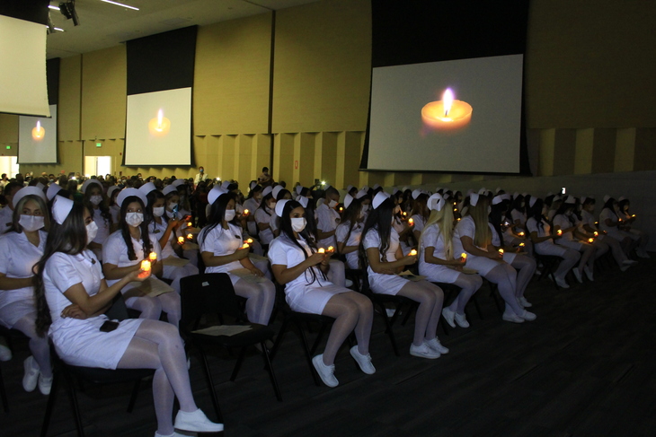 Estudiantes ceremonia de la luz 