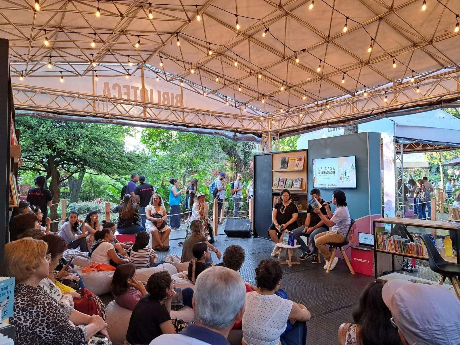 Lanzamiento del libro de los docentes de la Escuela de Educación y pedagogía en la Fiesta del Libro y la Cultura 