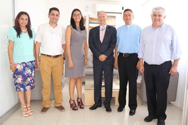 Rita Buendía, coordinadora de Mercadeo; Roger Goez Gutiérrez, vicerrector Académico; Ana Karina Romero Severiche, coordinadora de Transferencia de la UPB; Nayib Cristo Suárez; Rector Presbítro Jorge Bedoya y Ernesto Vergara, Secretario de Competitividad