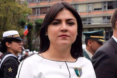 Margarita Otero Mendoza acompañada por el Ministro de Defensa Nacional, Luis Carlos Villegas Echeverri y Enrique Gil Botero, Ministro de Justicia y del Derecho.