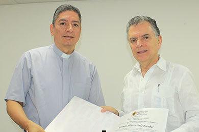 El rector de la UPB Montería, Presbítero Jorge Bedoya, entregó el reconocimiento.