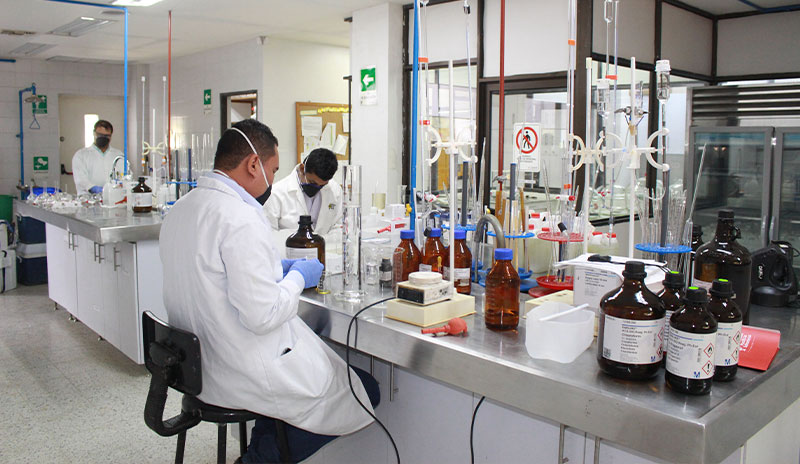 Técnicos del Laboratorio de Calidad de Aguas de la UPB Montería