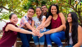 Estudiantes de la Seccional Montería uniendo manos.