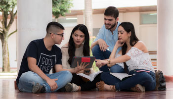 Estudiantes de la Seccional Montería departiendo en área común.