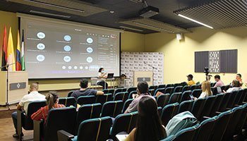 Estudiantes de Postgrado en clases bajo la modalidad de Alternancia