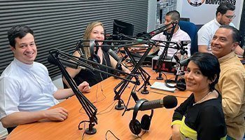 En dirección izquierda a derecha, el Pbro. Juan Camilo Restrepo Tamayo, Johana Sánchez, Óscar Sánchez Oviedo y Rosa Liliana Tarazona en el lanzamiento de UPBtec en Frecuencia. 