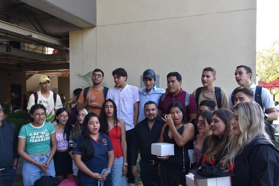 La Coral UPB despidiendo a sus integrantes: Isabella Burgos López, Laura Cueter Martínez, Jorge Hernández Fabra, Abraham Elías Bedoya Agamez, y Natalia Polo Sotelo en el acto de graduación.  