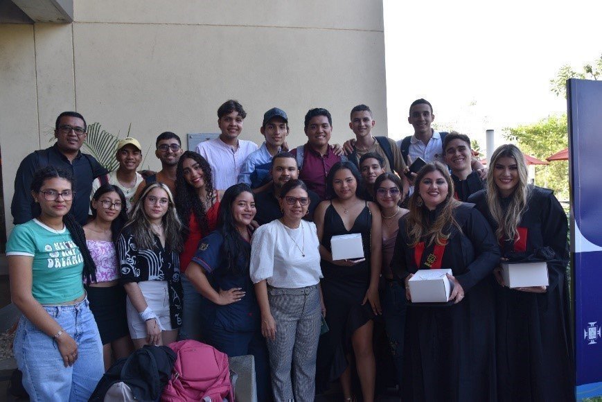 La Coral UPB despidiendo a sus integrantes: Isabella Burgos López, Laura Cueter Martínez, Jorge Hernández Fabra, Abraham Elías Bedoya Agamez, y Natalia Polo Sotelo en el acto de graduación.  