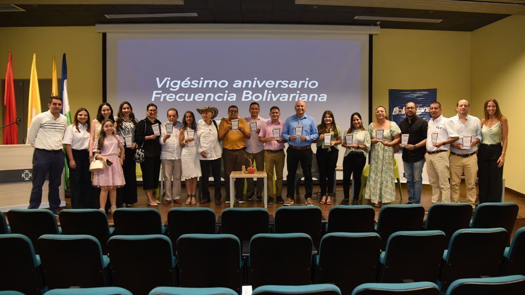 La ceremonia de aniversario de Frecuencia Bolivariana contó con un conversatorio y la entrega de reconocimientos a periodistas y radioperadores destacados que han aportado al crecimiento y desarrollo del país a través de la radio.