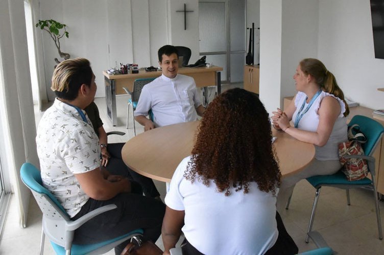 Rector, Pbro. Juan Camilo Restrepo Tamayo y el Vicerrector Pastoral, P. Anor Ferney Martínez Vidal conversaron con Camila Villar, Oficial en Desarrollo Adolescente y Participación para Unicef; Pedro Bertel, consultor para Personal de Desarrollo Adolescent