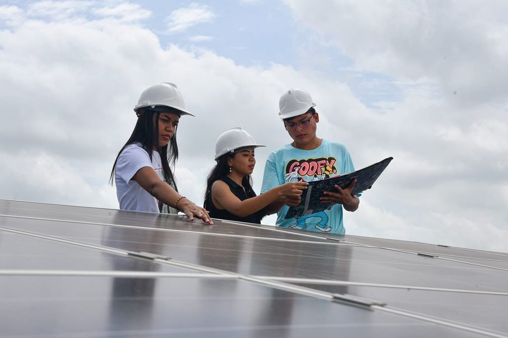 UPB le apuesta a la formación técnica en mantenimiento e instalación de sistemas fotovoltaicos de energía solar 