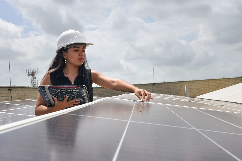 UPB le apuesta a la formación técnica en mantenimiento e instalación de sistemas fotovoltaicos de energía solar 