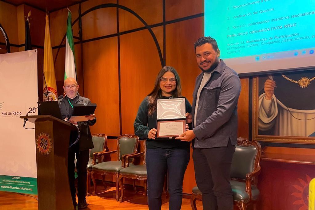 Coordinadora María Giset Escudero recibe reconocimiento por Daniel Alejandro Andrino, expresidente de la RRUC. 