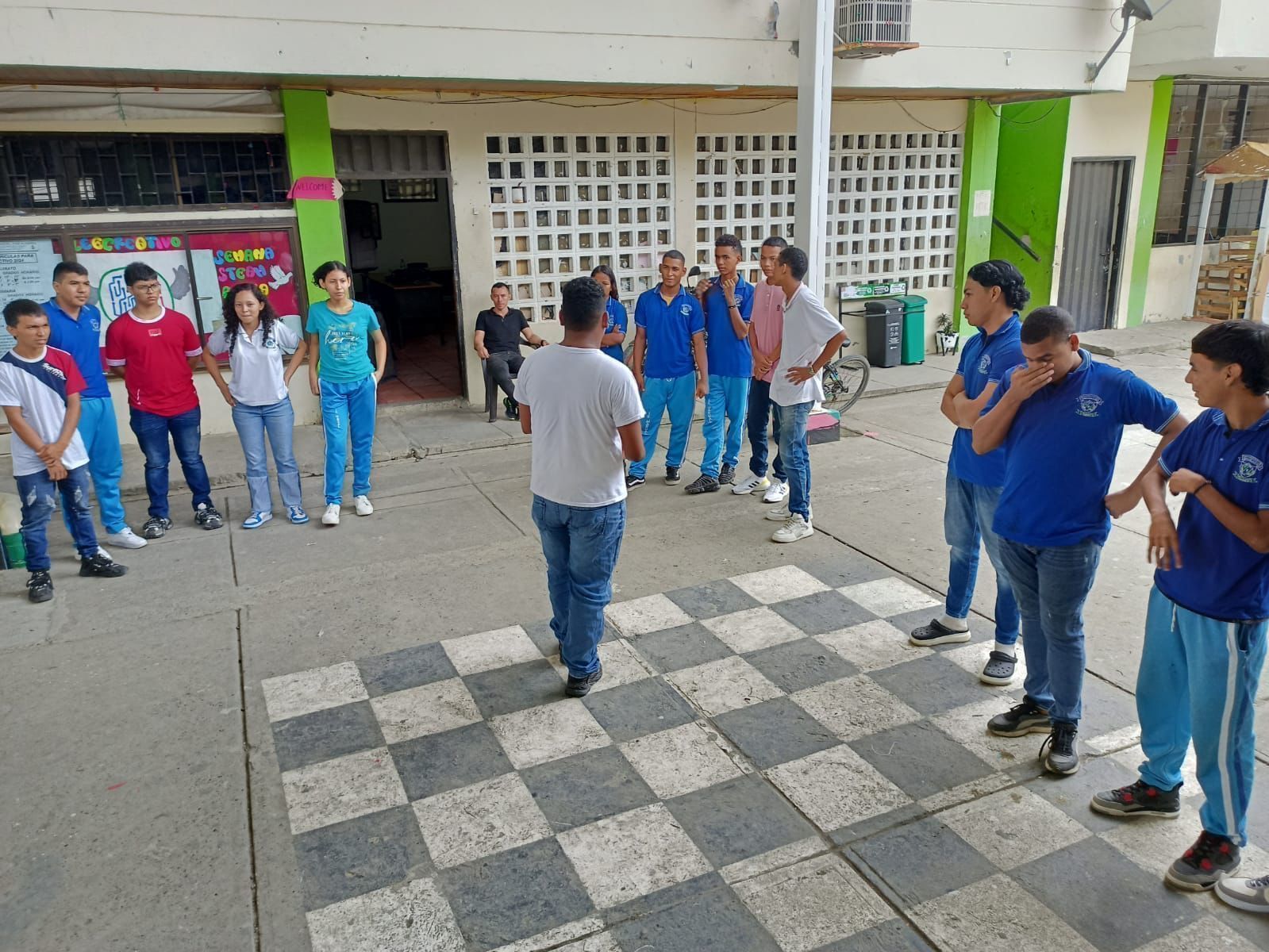 Estudiantes de la Institución Educativa Manuel Ruíz aprendiendo a usar un multímetro