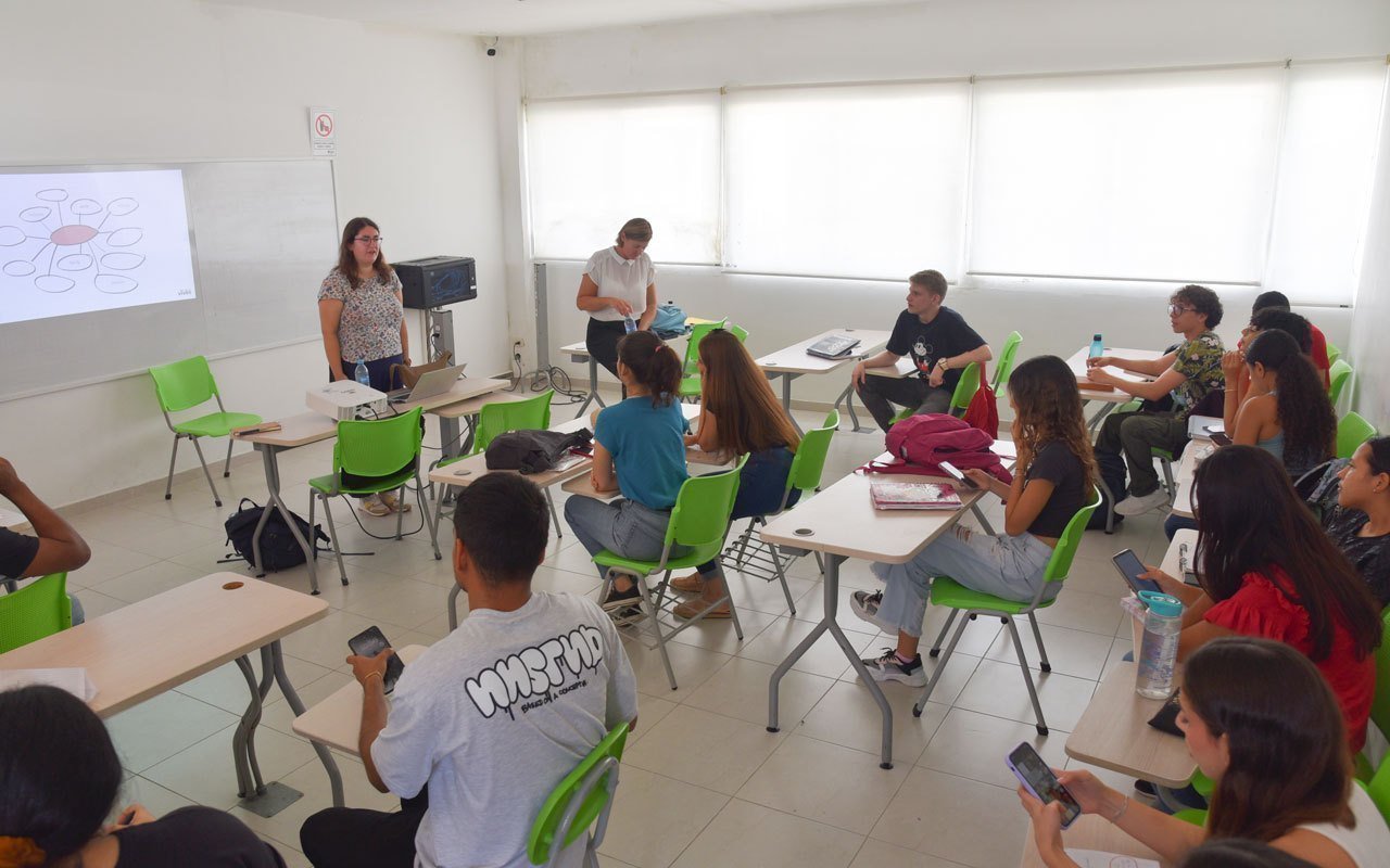 Estudiantes de Economía y Administración de Empresas en taller de inmersión