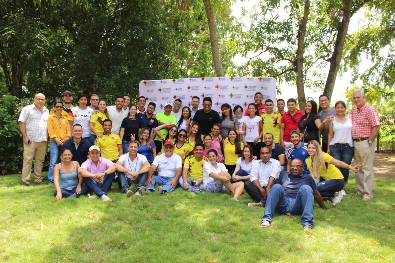 Manuel Joaquín con docentes y administrativos de la Universidad Pontificia Bolivariana