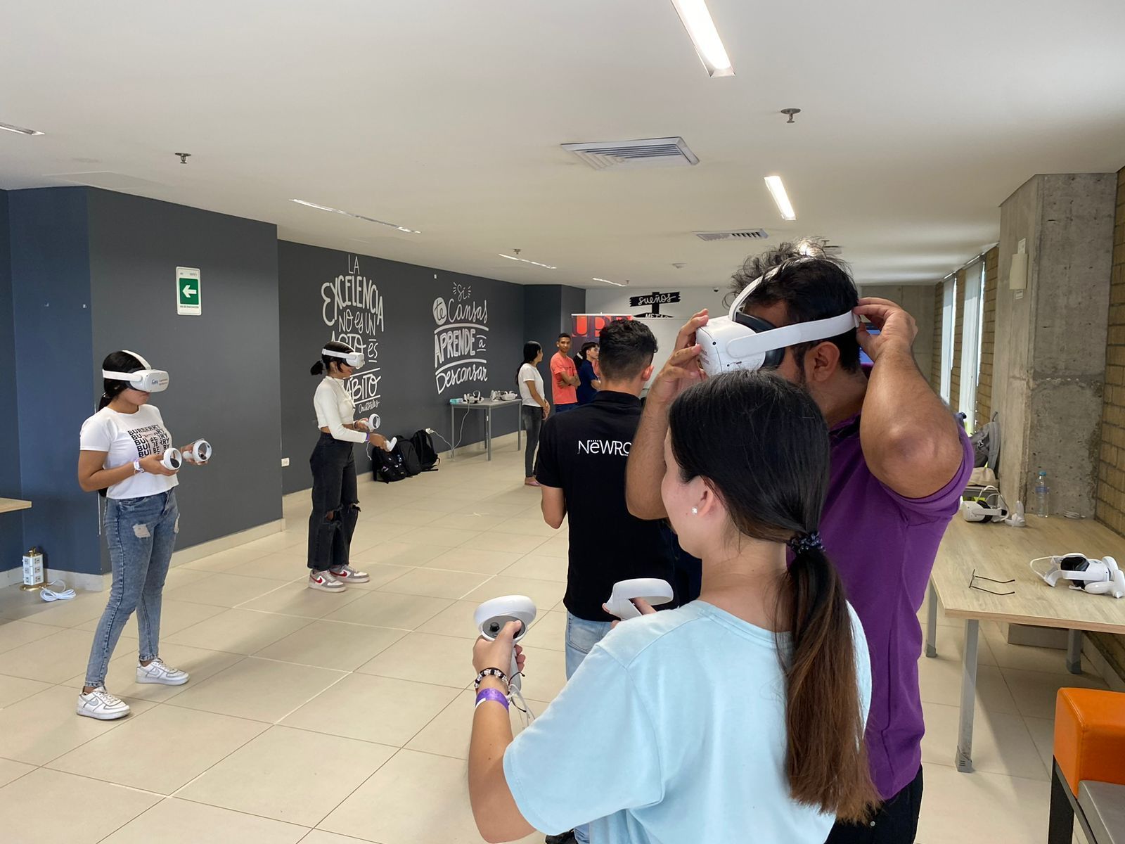 Bachilleres en la Sala de Realidad Virtual 