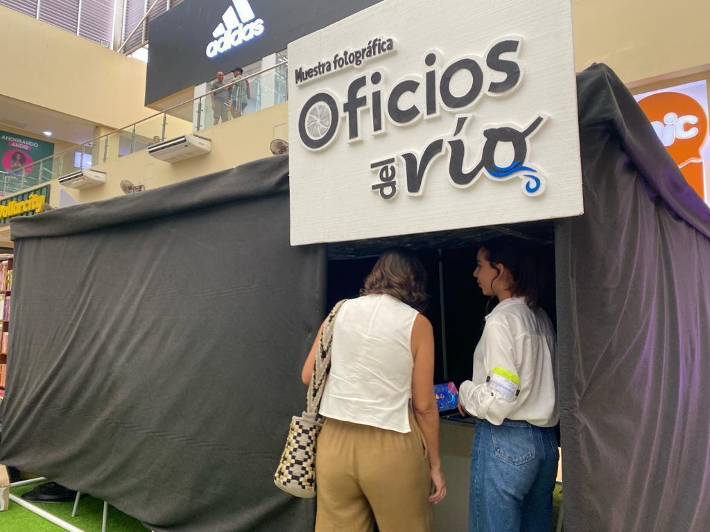 Gestora Social, Antonella Vega visitando la muestra fotográfica