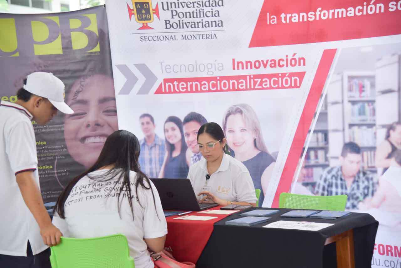 Stand UPB con información en programas profesionales