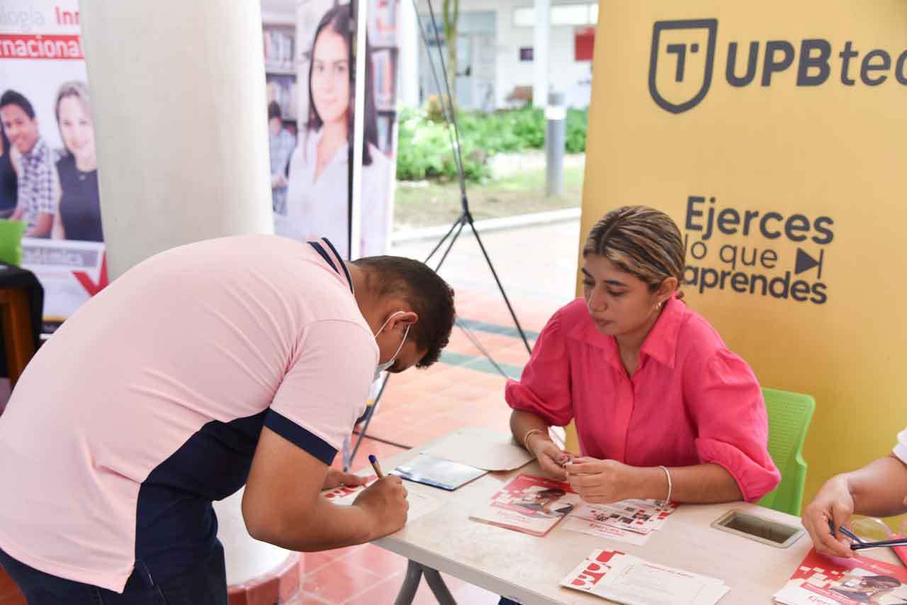 Stand UPBTec con información en programas técnicos y tecnológicos